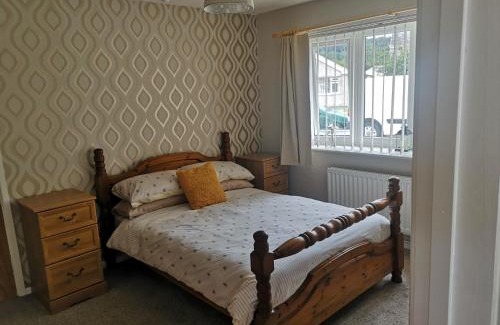 Porthmadog Casa | En-suite Bedroom in a quiet bungalow