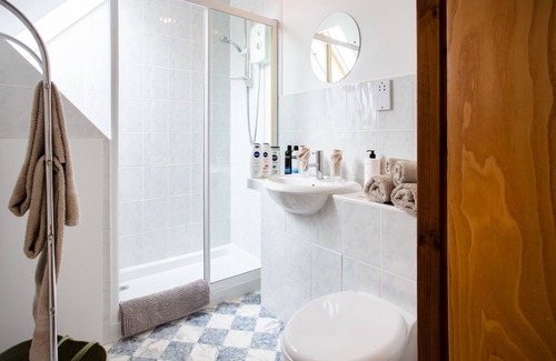 Alness Cama Y Desayuno | En-suite bedroom with the option of a Super-King or Twin bed.