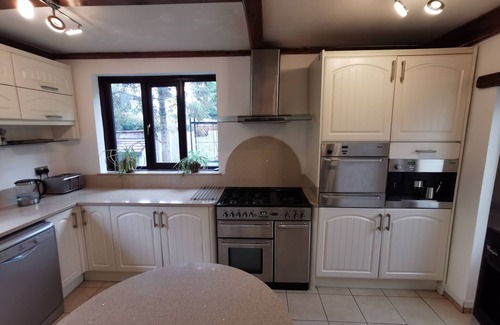Birkenhead Cabaña | En-suite Room in 16th Century Cottage With Easy Access to Liverpool