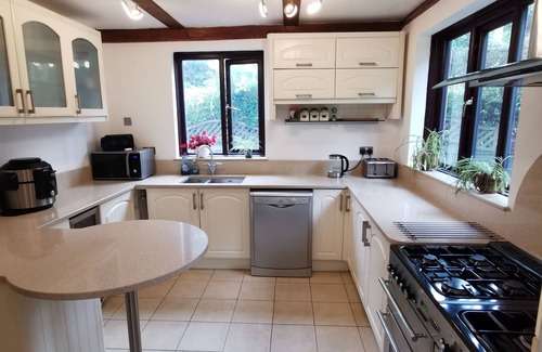 Birkenhead Cabaña | En-suite Room in 16th Century Cottage With Easy Access to Liverpool