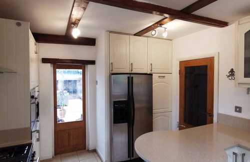 Birkenhead Cabaña | En-suite Room in 16th Century Cottage With Easy Access to Liverpool
