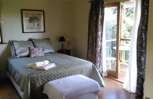Milford Cama Y Desayuno | Habitación con baño en la antigua iglesia Bed & Breakfast