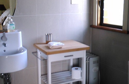 Milford Cama Y Desayuno | Habitación con baño en la antigua iglesia Bed & Breakfast
