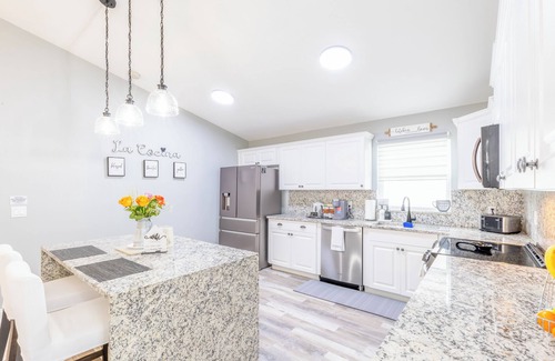 Clear Creek Casa | Encanto /14 Ppl/ Pool/ Close to Disney Parks/ Games