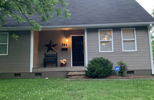 Monroe Casa | Encanto!! A cheerful 2-bedroom first floor home.