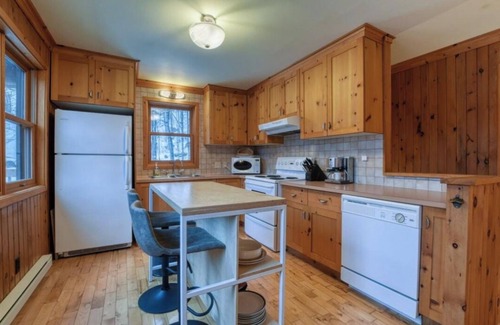 Les Pays-d'en-Haut Regional County Municipality Chalet De Esquí | Enchanted chalet with Hot Tub near Saint Sauveur