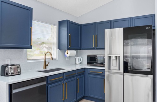 Eagle Pointe South Casa | Enchanted Disney Castle Heated Pool+EV Charger, 10min to WDW, Private Home w/DW