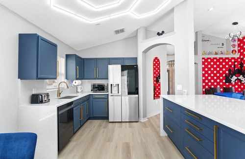 Eagle Pointe South Casa | Enchanted Disney Castle Heated Pool+EV Charger, 10min to WDW, Private Home w/DW