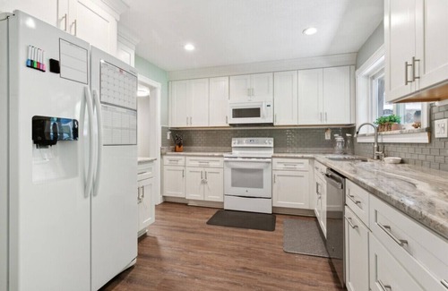 Virginia Beach Casa | Enchanted Forest - 4/2 30+ day, pet friendly