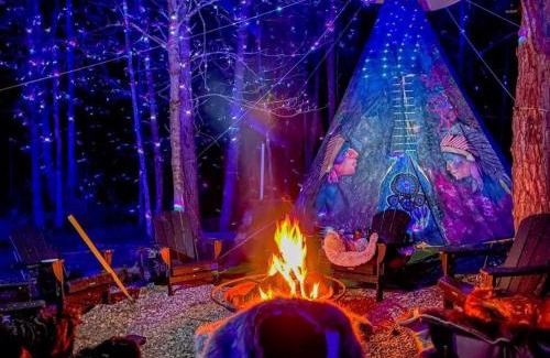 Sevierville Casa | Enchanted Forest Cabin And Teepee! Lights & Laser Show! Private Hot Tub! Unique Stay!