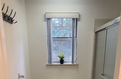 Silver Springs Cabaña | Enchanted Forrest Cottage mins to Natural Springs, WEC, Downtown