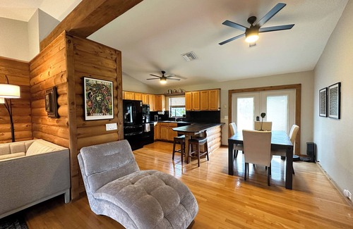 Palmetto Cabina | Enchanted Log Cabin Retreat: Sarasota/St. Pete