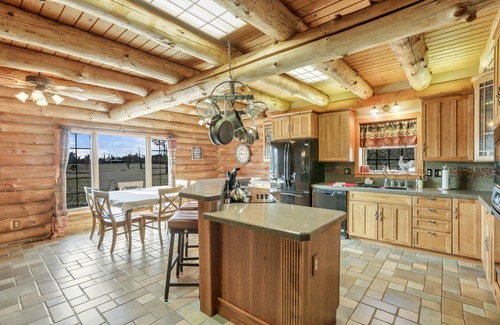 Summit Station Cabina | Enchanted log cabin with lake view
