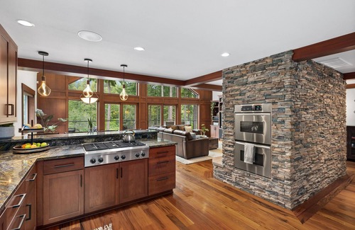 Easton Cabina | Enchanted River A-Frame, a secluded retreat with game room, hot tub & yard games