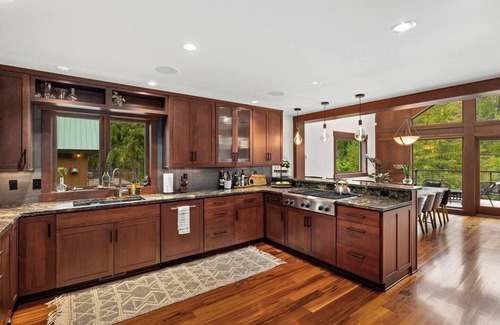 Easton Cabina | Enchanted River A-Frame, a secluded retreat with game room, hot tub & yard games