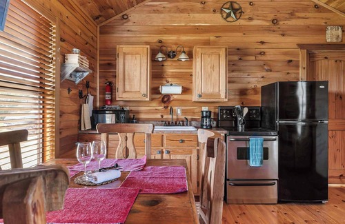 Fredericksburg Cabina | Enchanted Rockview Cabin 1 - King bed