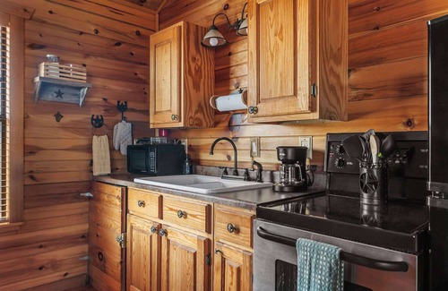 Fredericksburg Cabina | Enchanted Rockview Cabin 1 - King bed