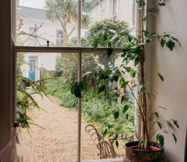 Mylor Churchtown Casa | Enchanted Rose Garden House