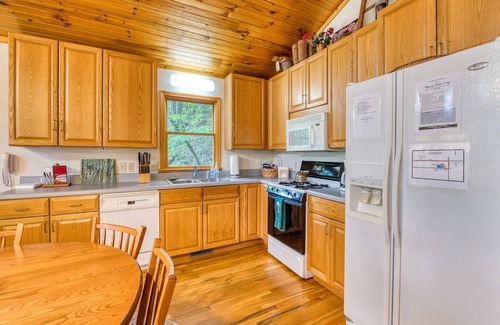 Maggie Valley Cabina | Enchanted Secluded Cabin w/ Hot Tub, Fire Pit, and Pets Welcome