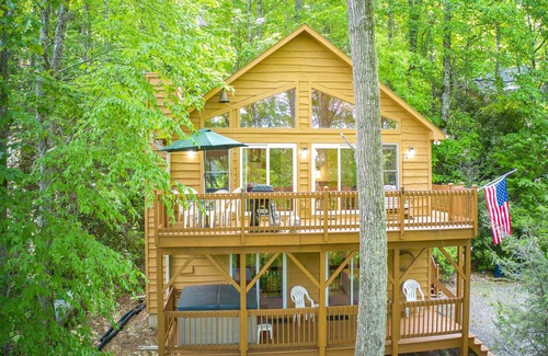 Maggie Valley Cabina | Enchanted Secluded Cabin w/ Hot Tub, Fire Pit, and Pets Welcome