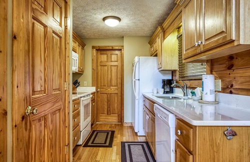 Black Bear Falls Cabina | Enchanted View Lodge 3 Bedroom Cabin by RedAwning