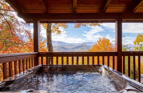 Black Bear Falls Cabina | Enchanted View Lodge 3 Bedroom Cabin by RedAwning