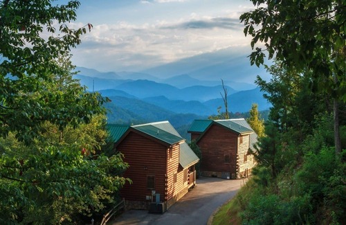 Black Bear Falls Cabina | Enchanted View Lodge 3 Bedroom Cabin by RedAwning