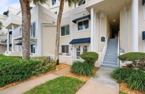 Cape Caneveral Beach Gardens Apartamento | Enchanting 2-Bedroom Ground Floor Beach Condo at Cape Canaveral WiFi & AC