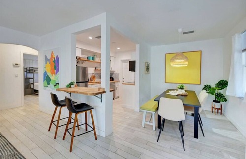 Deerfield Beach Cabaña | Enchanting 2BR/1BA Casita 2 blocks to Beach