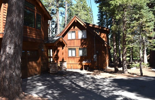 Truckee Chalet De Esquí | Enchanting 3-bedroom Chalet on the 16th fairway of Tahoe Donner golf course
