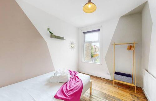 Lea Bridge Casa | Enchanting 3 bedroom house with garden in Leyton