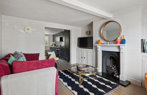 New Forest District Casa | Enchanting 3BR House in Lymington with Garden