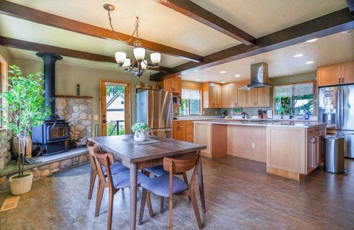 Poulsbo Casa | Enchanting Bavarian Cabin Retreat, Pet-Friendly