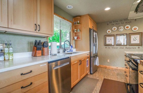 Poulsbo Casa | Enchanting Bavarian Cabin Retreat, Pet-Friendly