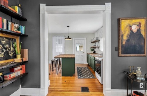 Xenia Casa | Enchanting Bungalow - 2BR Historic Hidden Gem