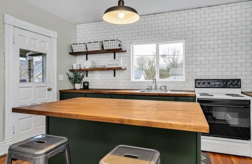Xenia Casa | Enchanting Bungalow - 2BR Historic Hidden Gem