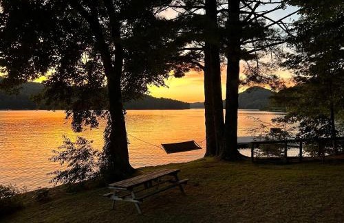 Glenville Casa | Enchanting Cabin with Breathtaking Sunset and Lake Views in North Carolina