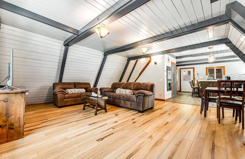 Gualala Cabina | Enchanting cabin with hot tub, full kitchen, & washer/dryer - dog-friendly