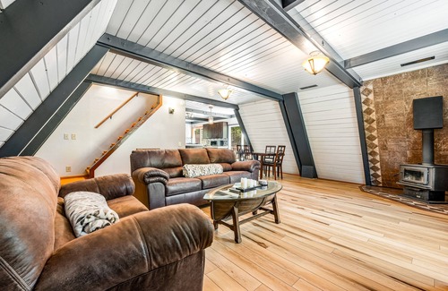 Gualala Cabina | Enchanting cabin with hot tub, full kitchen, & washer/dryer - dog-friendly