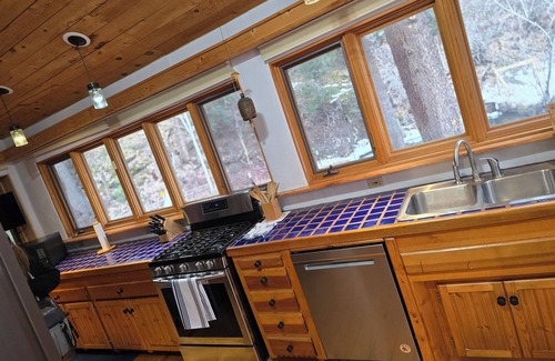 Taos Cabina | Enchanting home with modern amenities, private and immersed in nature.