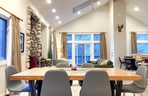 Sugar Pine Casa | Enchanting Creekside Cabin Retreat near Yosemite National Park in California