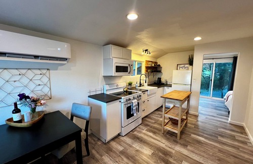 California Wine Country Cabaña | Enchanting Creekside Retreat: Your Downtown Oasis