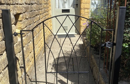 Bourton Cabaña | Enchanting Grade II listed, Log Burner, estacionamiento propio, centro de la ciudad pero lugar aislado