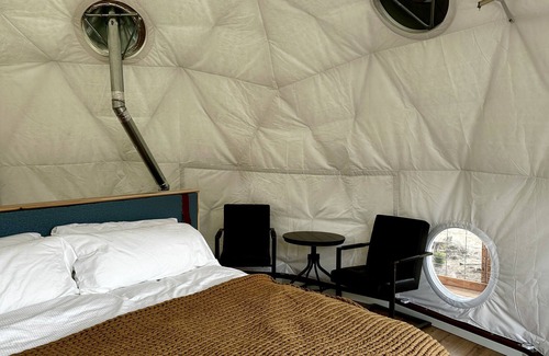 Dolan Springs Cabina | Enchanting Geodesic Dome with Mountain Views and natural desert surroundings.