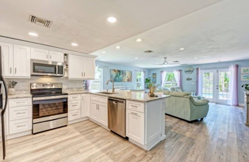Englewood Casa | Enchanting house, beach, king beds, pool, 3 bdrs