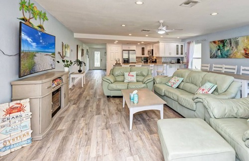 Englewood Casa | Enchanting house, beach, king beds, pool, 3 bdrs