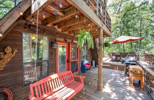 Pottsboro Cabina | Enchanting Lake Texoma Cabin with Hot Tub