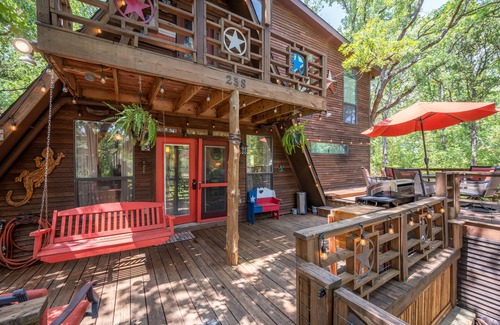 Pottsboro Cabina | Enchanting Lake Texoma Cabin with Hot Tub