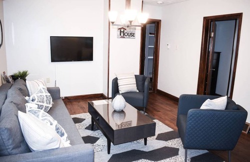 Avon Lake Casa | Enchanting Lower-Unit Duplex