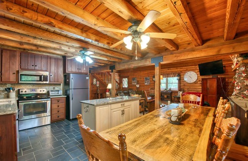 Sylva Cabina | Enchanting mountainside cabin with firepit, enclosed yard, & washer/dryer